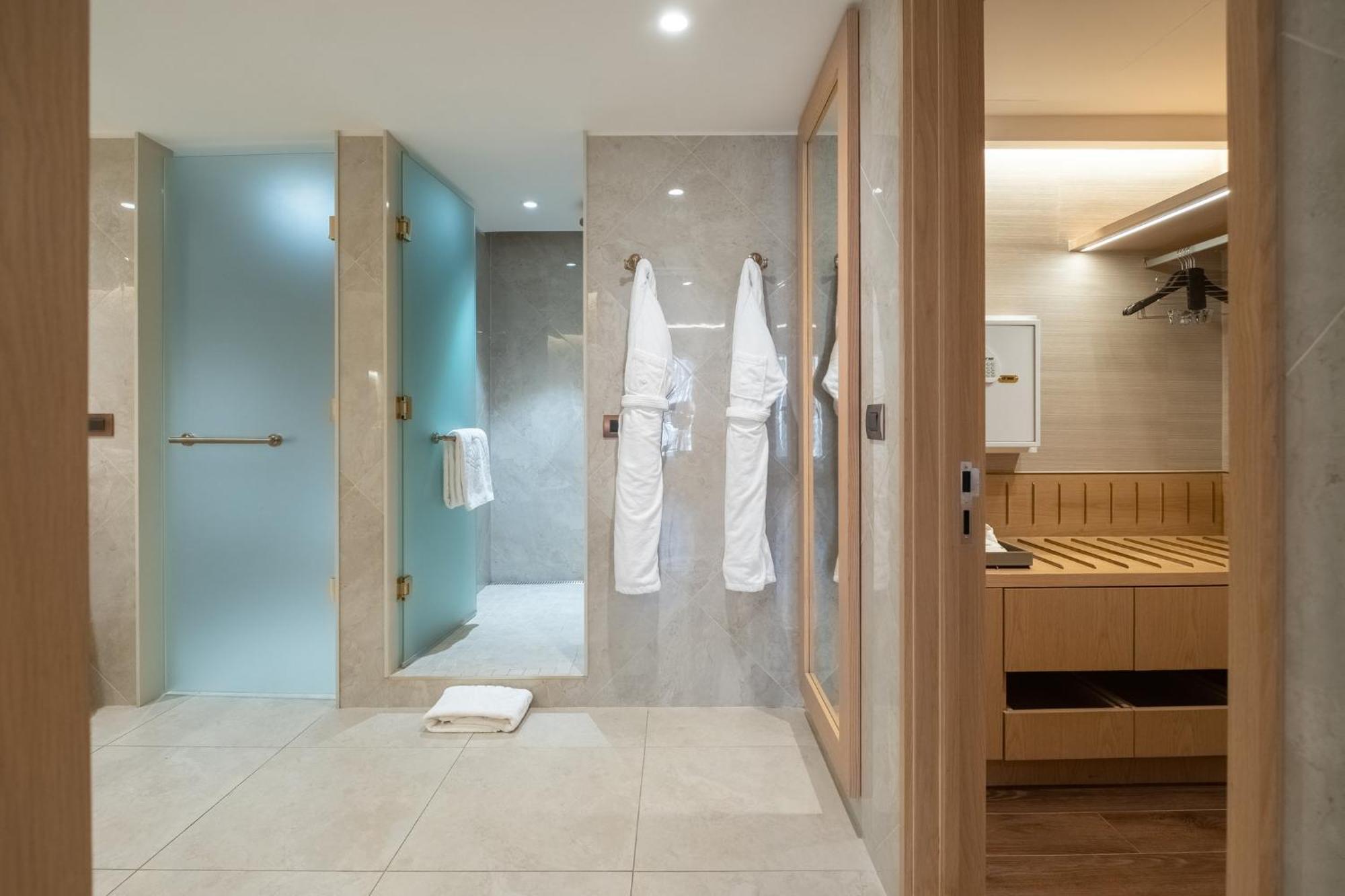Mandarin Oriental, Santiago Hotel Ngoại thất bức ảnh A modern bathroom