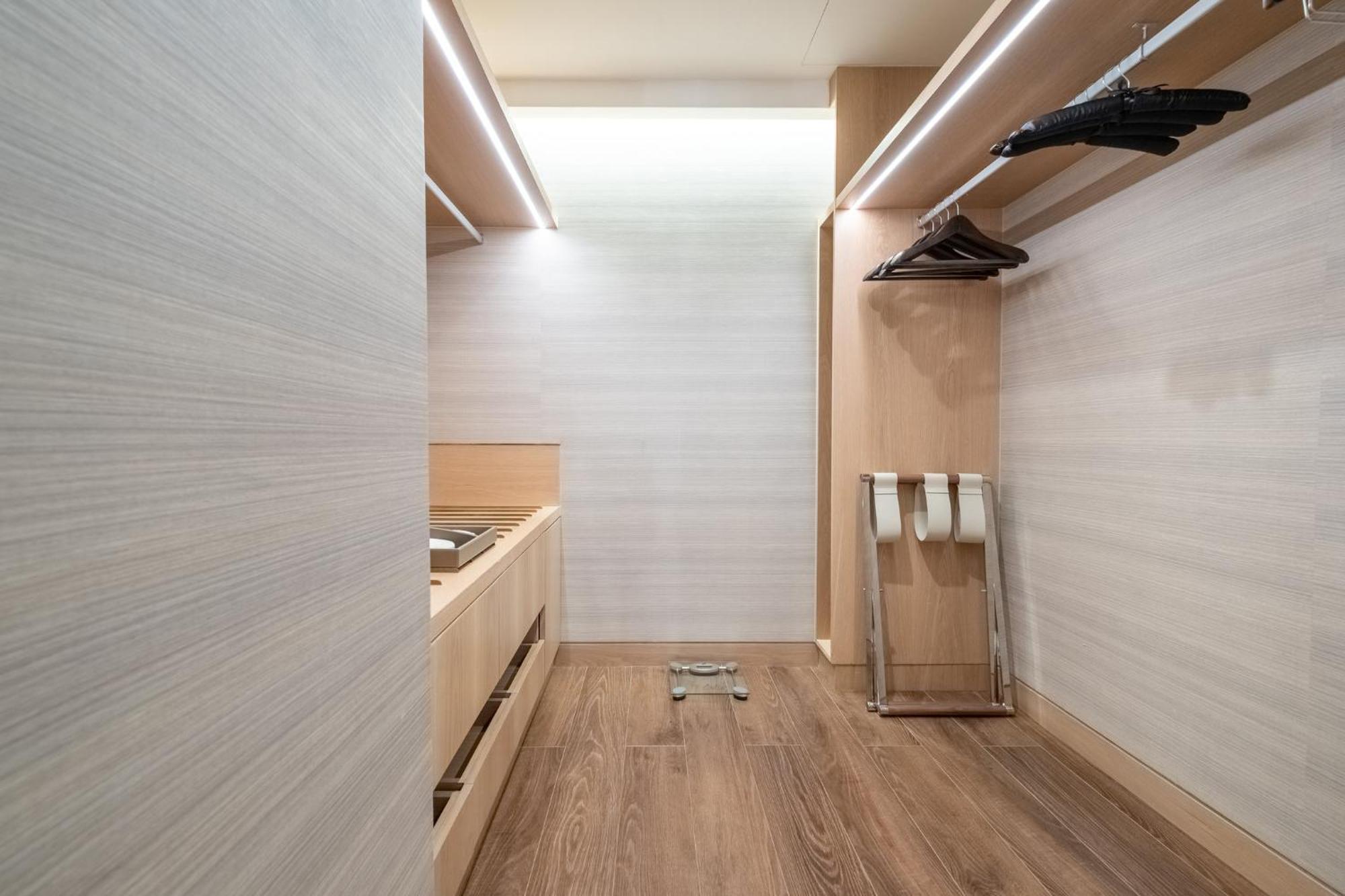 Mandarin Oriental, Santiago Hotel Ngoại thất bức ảnh Interior of a capsule hotel in Tokyo