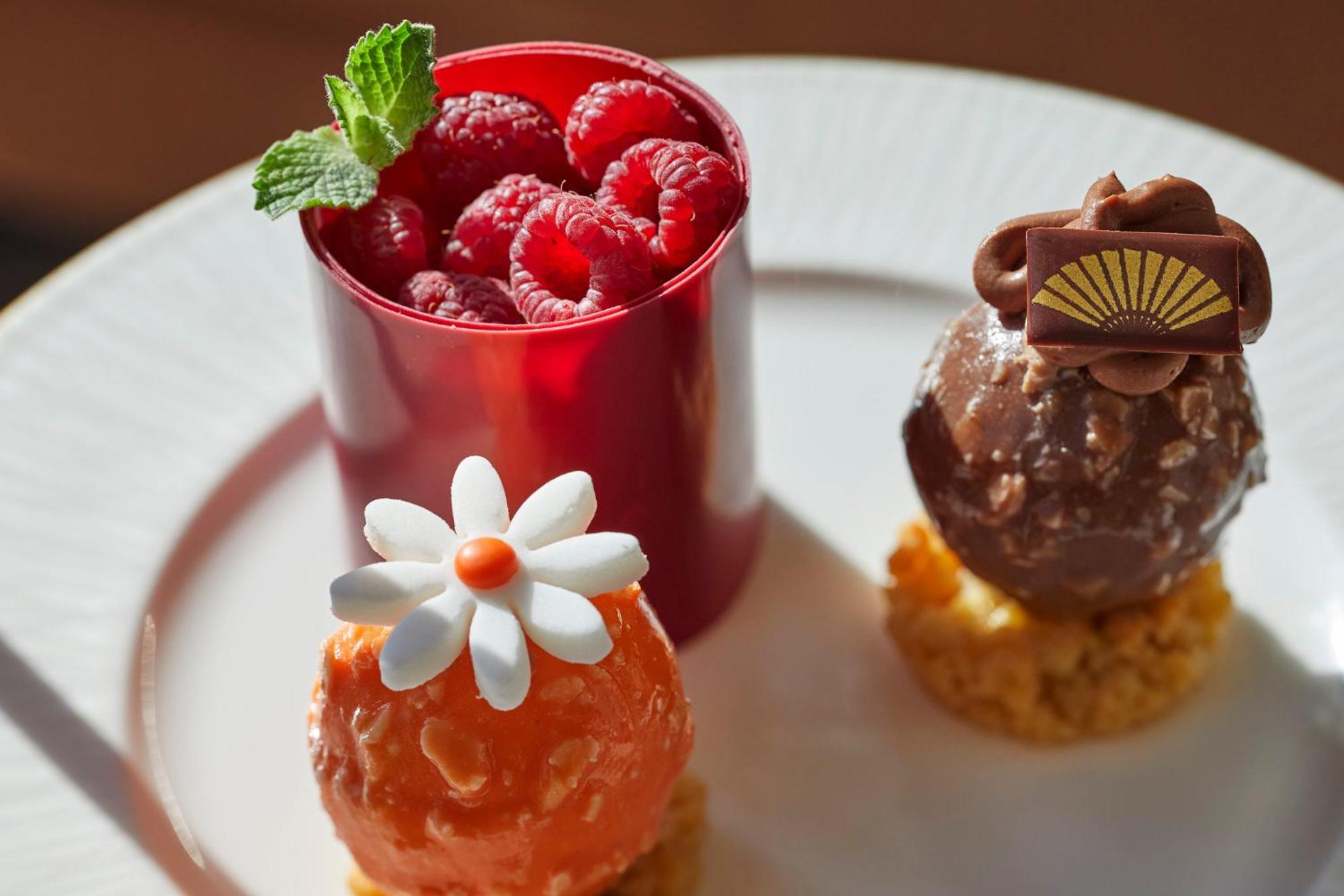Mandarin Oriental, Santiago Hotel Ngoại thất bức ảnh A selection of petits fours