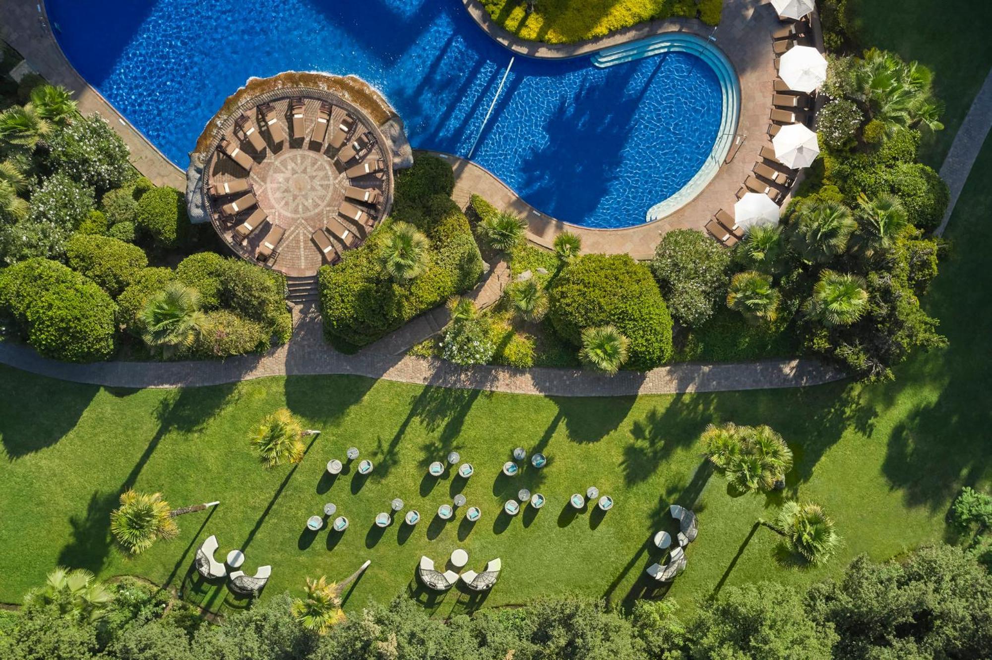 Mandarin Oriental, Santiago Hotel Ngoại thất bức ảnh Aerial view of the pool at the Four Seasons Hotel
